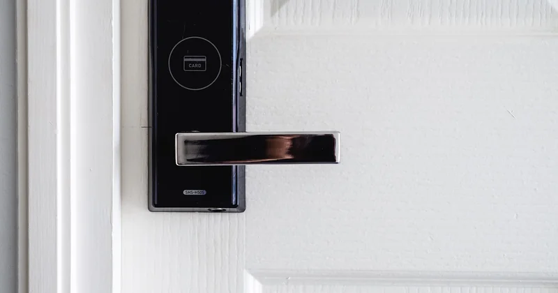 Serrure qui tourne dans le vide porte fermée : que faire sans tout casser ?