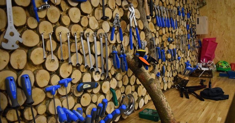 Réparer un mur abîmé : reboucher trous et fissures comme un pro en 2026