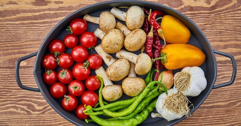 Staub vs Le Creuset : lequel choisir pour cuisiner sans erreur ?