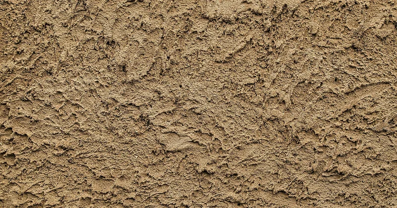 Fixer sur du crépi extérieur sans percer : ce qui tient vraiment dehors